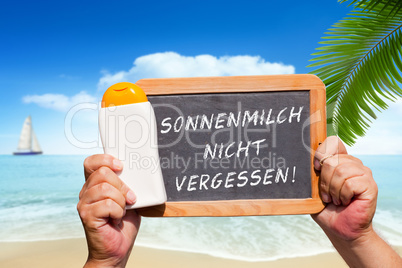 Schiefertafel mit Text: Sonnenmilch nicht vergessen