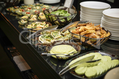 Vorspeisenbuffet mit Salat und Brot und Tellern