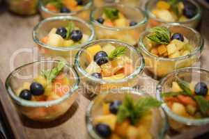Nachtischbuffet mit Obstsalat-Schälchen
