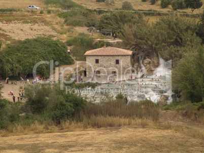 Freibad in den Klippen in der Toskana
