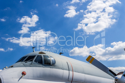 Flugzeug mit Himmel und Wolken