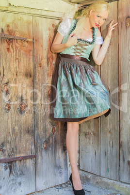 Elegantes blondes Model im Dirndl