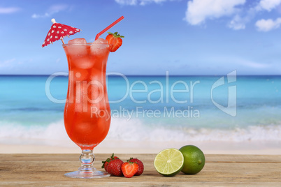 Erdbeeren Früchte Cocktail am Strand im Urlaub