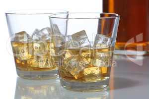 Whisky im Glas mit Eiswürfeln