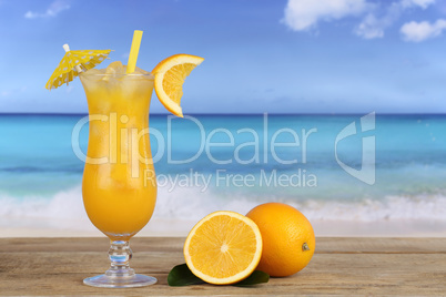 Orangen Früchte Cocktail Saft am Strand