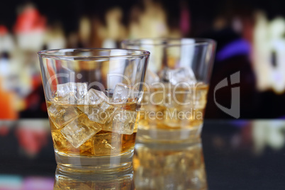 Whisky im Glas auf dem Tresen in einer Bar
