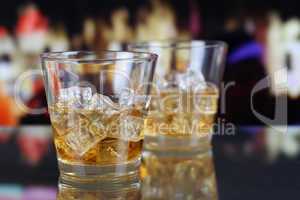 Whisky im Glas auf dem Tresen in einer Bar