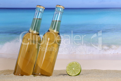 Bier in Flaschen am Strand im Urlaub