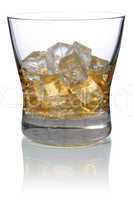 Whisky im Glas mit Eiswürfeln isoliert