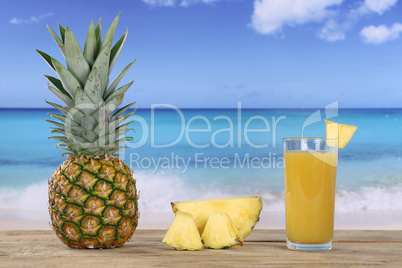 Ananas Frucht und Saft im Sommer am Meer