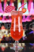 Roter Früchte Cocktail in einer Bar oder Party