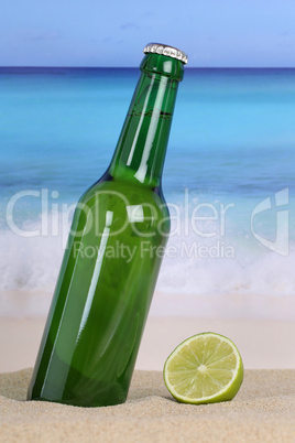Bier in grüner Flasche am Strand und Meer
