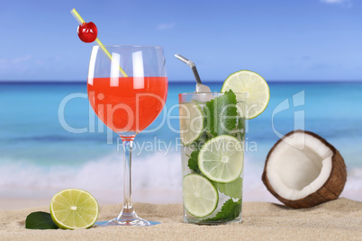 Cocktails und Drinks am Strand mit Sand