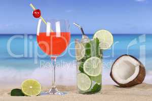 Cocktails und Drinks am Strand mit Sand