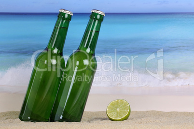 Bier in grünen Flaschen am Strand im Sand