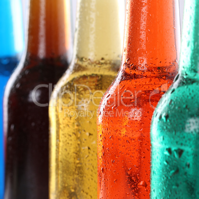 Getränke, Softdrinks mit Cola in Flaschen