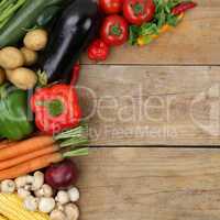 Gemüse wie Tomaten und Paprika auf Holzbrett mit Textfreiraum