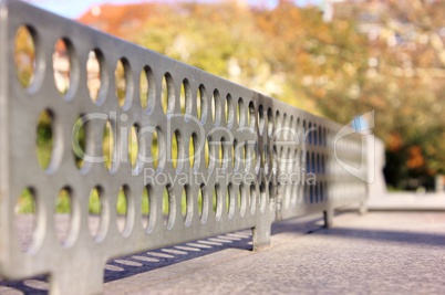 Tischtennisplatte im Herbst