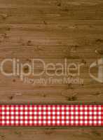 Rustikaler Holzhintergrund mit Tischdeckenstreifen rot