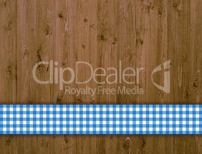 Holzbretter mit blau-weiß kariertem Streifen