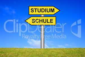 Schild Wegweiser: Schule / Studium