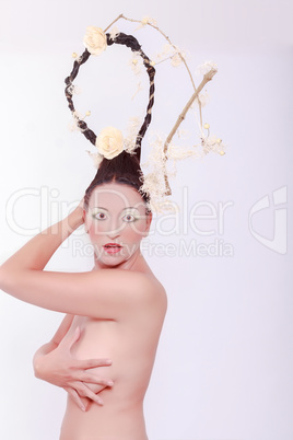 Porträt einer nackten Frau mit extremer Frisur