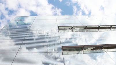 Wolken spiegeln sich in einem Glasgebäude