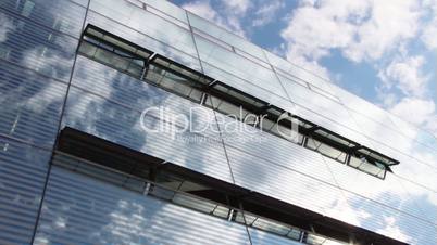 Glasfassade mit Wolkenspiegelung, Zeitraffer