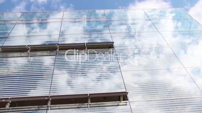Glashaus mit Wolkenspiegelung