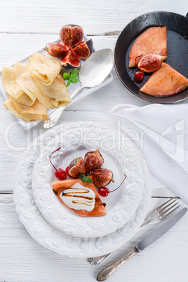 flambiertes pfannkuchen mit feigen und kirschen