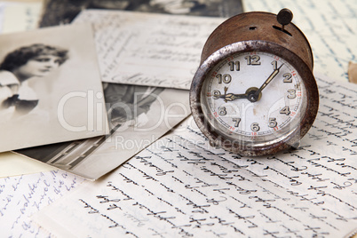 Alte Uhr und Briefe