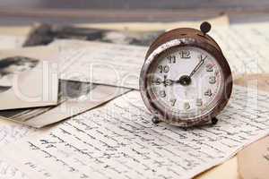 Alte Uhr und Briefe