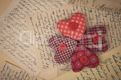 Stoffherzen und alte handgeschriebene Briefe