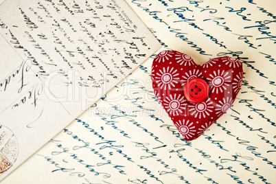 Stoffherzen und alte handgeschriebene Briefe