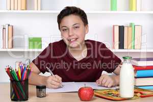 Junge macht Hausaufgaben in der Schule