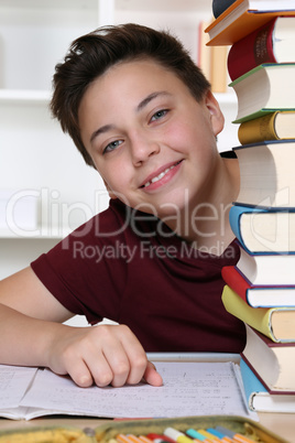 Junge in der Schule und Bücher