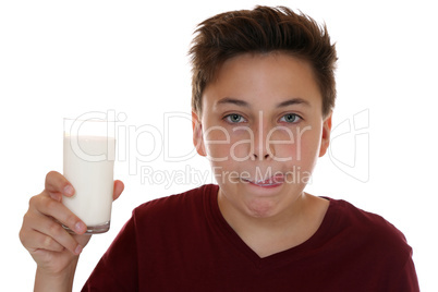 Gesunde Ernährung Junge trinkt Milch und leckt den Mund ab
