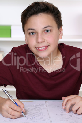 Schüler beim Schreiben ins Heft in der Schule