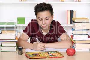 Junge beim Schreiben von Hausaufgaben in der Schule
