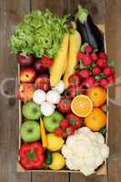 Einkauf auf dem Markt Obst und Gemüse in Kiste von oben