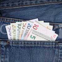 Taschengeld Euro Scheine in der Hosentasche