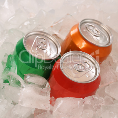 Cola und Limonade Getränke in Dosen auf Eiswürfel