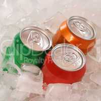 Cola und Limonade Getränke in Dosen auf Eiswürfel