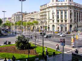 BARCELONA, SPAIN - MAY 21, 2005: Tourists enjoy city life on a b
