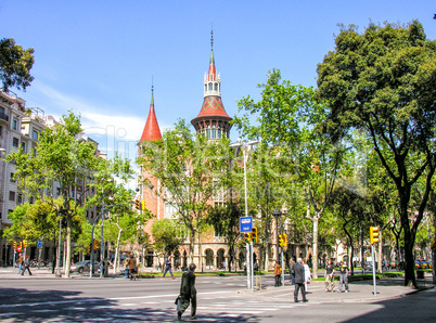 BARCELONA, SPAIN - MAY 21, 2005: Tourists enjoy city life on a b