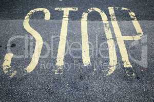 Stop, Straßenmarkierung in Großbritannien