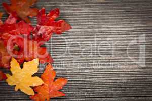 Herbstblatt auf Holzhintergrund