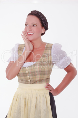 Lachende bayerische junge Frau im Dirndl