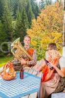 Junges Pärchen in bayerischer Tracht beim feiern auf einer Alm im Gebirge