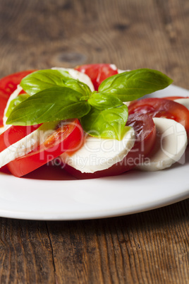 italienischer Insalada Caprese auf einem Teller